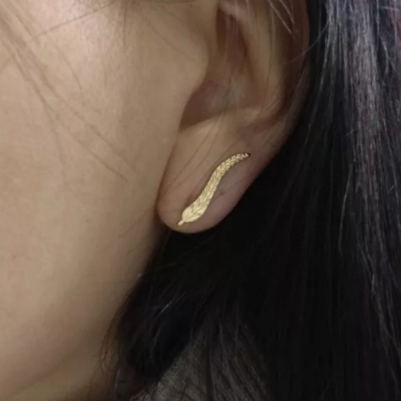 Jewelry - 🌻 New! Gold Leaf Cuff Earrings